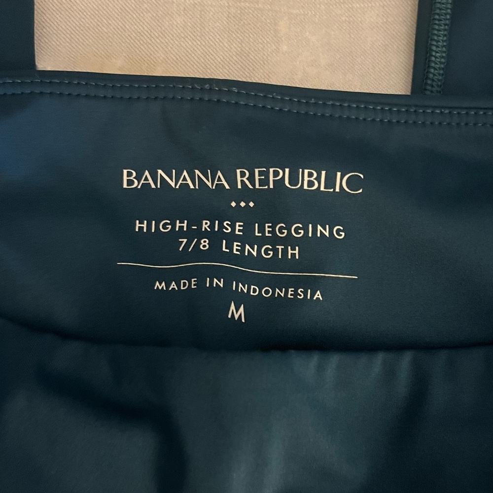 Women’s Banana Republic factory size M leggings.  Full length teal green.